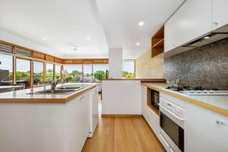 Ocean Breeze - Retreat in Torquay Sleeps 11 - 1
