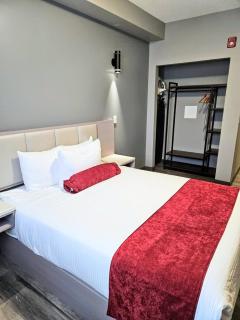Ramada by Wyndham West Edmonton Hotel & Suites - Edmonton - 1