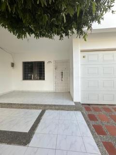 Casa con tres dormitorios y garaje - Montería - 1