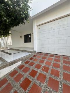 Casa con tres dormitorios y garaje - Montería - 2