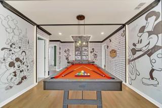 Elegant Windsor Cay Home: Cozy Beds, Full Kitchen, Pool & Game Room! - 7