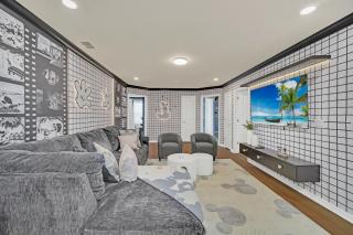 Elegant Windsor Cay Home: Cozy Beds, Full Kitchen, Pool & Game Room! - 1