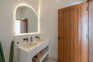 Halle - Tropical Elegance 2BR Villa - Steps from the Beach - 1