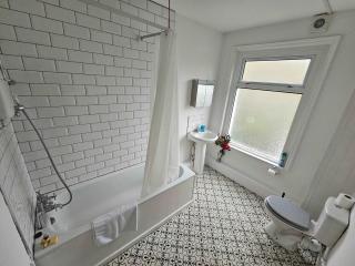 Spacious 4BR Family-Friendly Home in Redfield - Bristol - 3