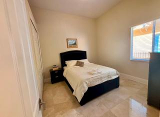MIAMI LUX Villa 4BR FREE parking, Pool, Jacuzzi, Near Airport - Doral - 5