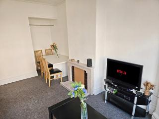 Modern 6-BR Home with FREE Parking & WIFI - Bristol - 9