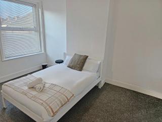 Modern 6-BR Home with FREE Parking & WIFI - Bristol - 3