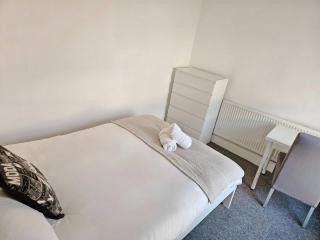 Modern 6-BR Home with FREE Parking & WIFI - Bristol - 3