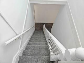 Modern 6-BR Home with FREE Parking & WIFI - Bristol - 5