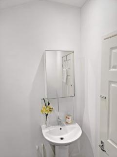 Modern 6-BR Home with FREE Parking & WIFI - Bristol - 4