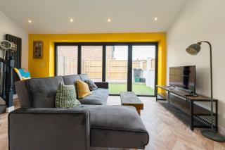 Chic Urban Haven with Double Bed House - 7