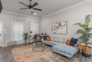 Luxe, Central, & Contemporary - A Modern Utopia! Tv in each room - Shreveport - 6