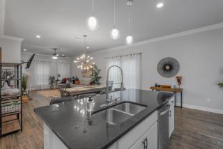 Luxe, Central, & Contemporary - A Modern Utopia! Tv in each room - Shreveport - 2