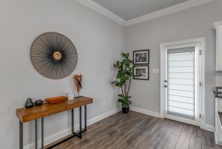 Luxe, Central, & Contemporary - A Modern Utopia! Tv in each room - Shreveport - 1