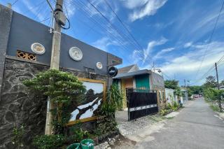 Raysha Luxury Guest House Mitra RedDoorz - 1