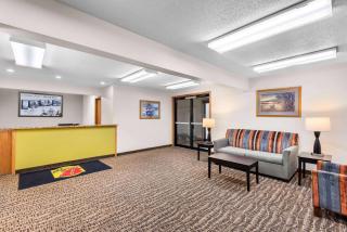 Super 8 by Wyndham Oelwein - Oelwein - 1