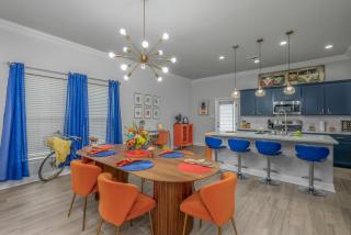 Groovy, New & Modern! Tv in each room - 2