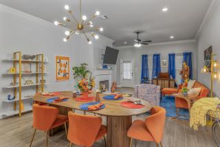 Groovy, New & Modern! Tv in each room - 3