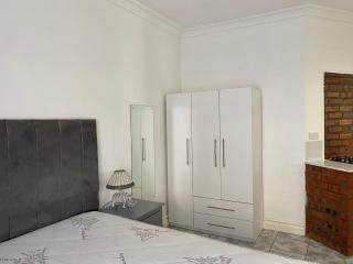 Modern Garden Bedsitter - 6