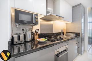 Vogue DAMAC Maison Prive 27th Floor with Balcony & Pool with Canal View Prime Business Bay Location, Steps from Downtown & Burj Khalifa - 2