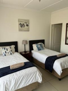 Viewpoint Road Self Catering Apartments near Birchwood - 9
