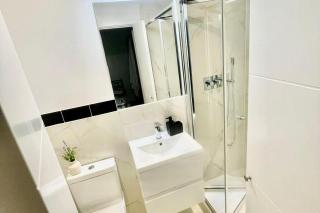 3 Bed Flat - Sleeps 6 - Parking - Wifi - 4
