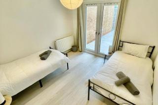 3 Bed Flat - Sleeps 6 - Parking - Wifi - 5