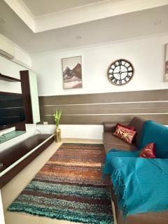 Spacious 1-Bedroom Retreat Cafés, Wine Bars & Old Town at Your Doorstep - - 9