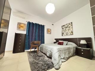 Spacious 1-Bedroom Retreat Cafés, Wine Bars & Old Town at Your Doorstep - 4