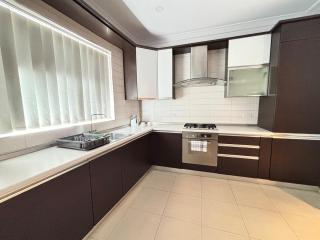 Spacious 1-Bedroom Retreat Cafés, Wine Bars & Old Town at Your Doorstep - - 2