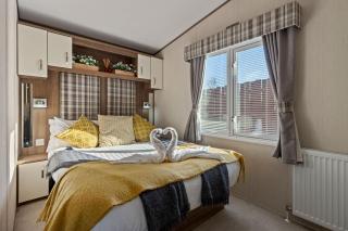 Retreat at the Lake - Fishing Lakes, Heated Outdoor Swimming Pool 500yrds on Sister Park , Pool Open April to September - 4