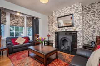 Kings House - 6 bedroom 4 bathroom Sleeps 12 Close to Beach and Town - Scarborough - 2