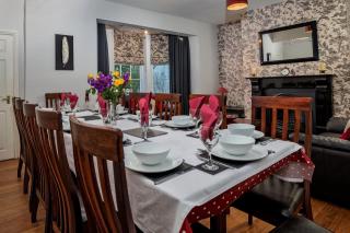 Kings House - 6 bedroom 4 bathroom Sleeps 12 Close to Beach and Town - Scarborough - 1