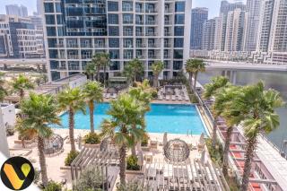 Vogue DAMAC Maison Prive Balcony & Pool with Canal View Prime Business Bay Location, Steps from Downtown & Burj Khalifa - 7