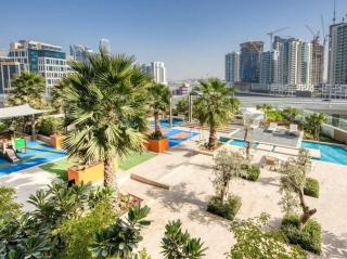 Vogue DAMAC Maison Prive Balcony & Pool with Canal View Prime Business Bay Location, Steps from Downtown & Burj Khalifa - 8