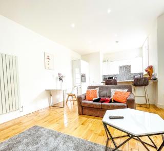 London 2-Bed Apartment in Herbert Road - Londra - 0