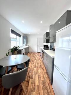 Devon-2 Bdrm Sleeps 4 Great for Contractors - 6