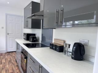 Devon-2 Bdrm Sleeps 4 Great for Contractors - 5