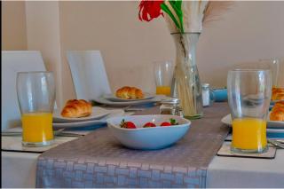 Corby - 3 Bedrooms - Sleeps 5 - Free Parking - 2