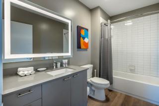 Spacious Harbor Apt with Balcony - 3