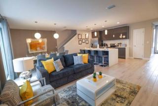 Prime Location 4BD Townhome with pool and Grill - 1