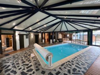 Rigolet Maison en Ville avec Piscine Intérieure - Contres - 0