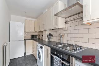 Guildford - Two Bedroom House with Garden - 2