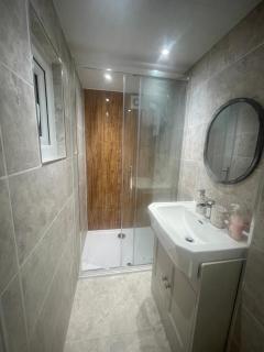 New luxurious and spacious guest suite in Banstead - 1