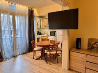 Cozy Central Apartment Steps from Everything! - Varna - 9