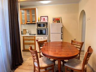 Cozy Central Apartment Steps from Everything! - Varna - 7