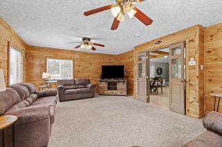 3BR Retreat with Game Room, Hot Tub Near Lake George - 3