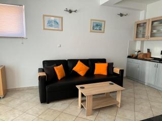 Lovely split level apartment with sea view, pool, free parking and WiFi - Cavtat - 1