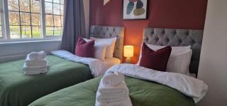 Stylish 4 Bedroom Home in Port Sunlight with 7 Beds Perfect for Business Bookings and Groups - Bebington - 9