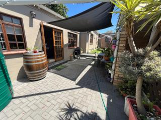 Charming Garden Cottage - 3